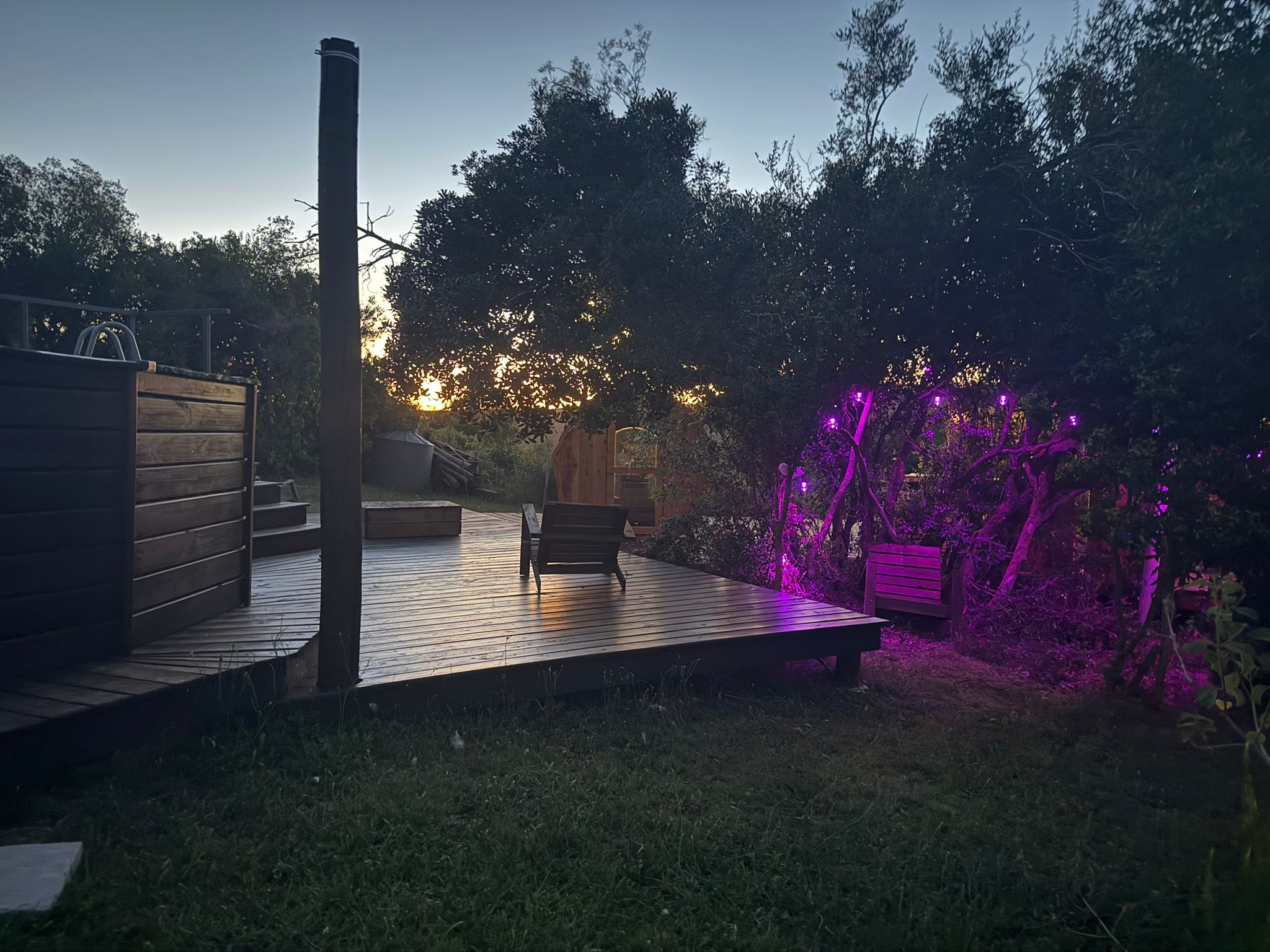 Deck iluminada de noche